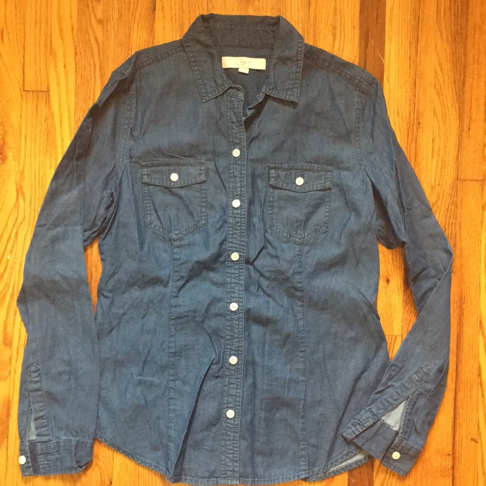 💙Like New LOFT Chambray button down💙
